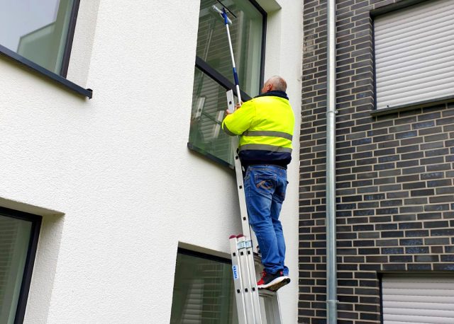 Arkadiusz bei der Fensterreinigung